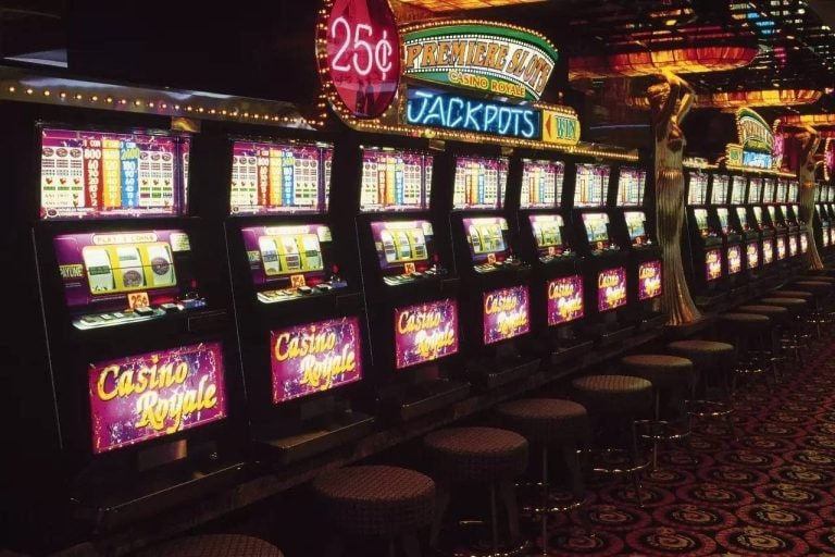 Antarmuka aplikasi Android cap togel menunjukkan permainan football, live-dealer, dan menu deposit